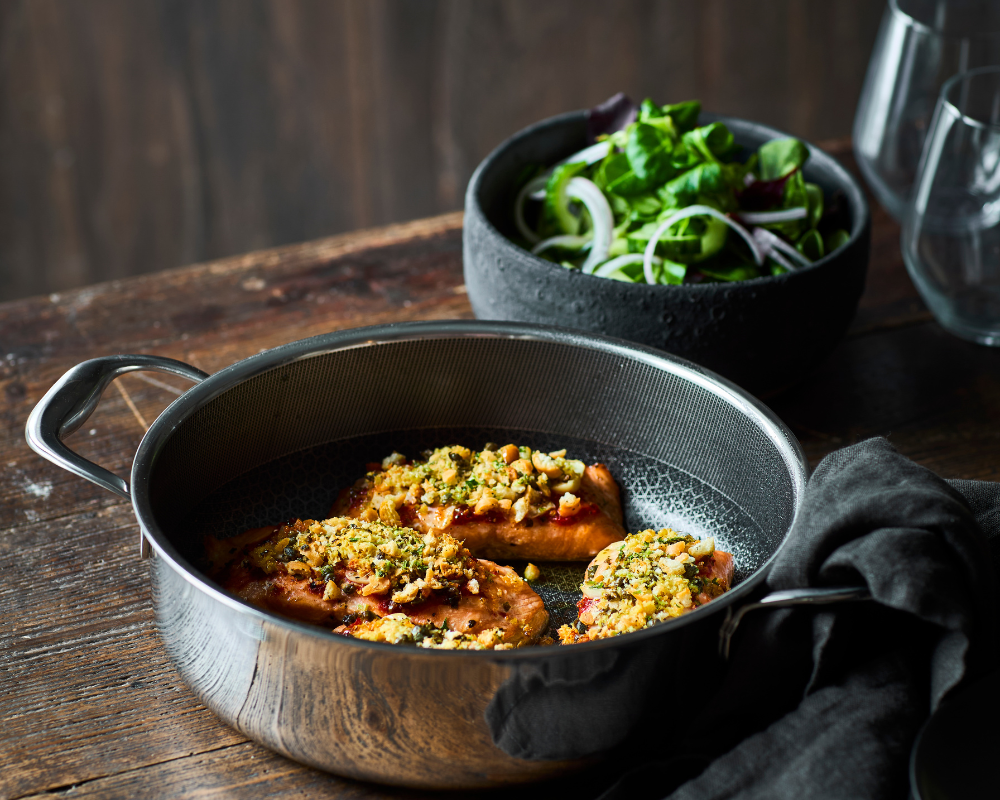 Opskrift på ovnbagt laks med ingefær og sprød topping