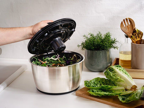 STAINLESS STEEL SALAD SPINNER - 2